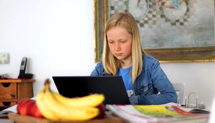 Рискът за едно дете, което все още няма достатъчно познания и не е развило критично мислене, е да се подведе от фалшива информация и да започне да вярва в различни неща, които не са истина, и това да доведе до проблеми в реалния живот Рискът за едно дете, което все още няма достатъчно познания и не е развило критично мислене, е да се подведе от фалшива информация и да започне да вярва в различни неща, които не са истина, и това да доведе до проблеми в реалния живот