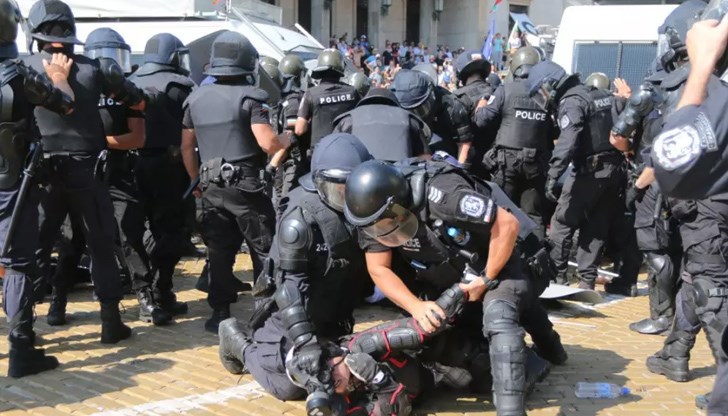 Недоволните са на мнение, че вечерта на 25 септември полицията е превишила правата си Недоволните са на мнение, че вечерта на 25 септември полицията е превишила правата си