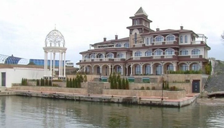 Охранители гонят журналисти и им забраняват да правят снимки на имението Охранители гонят журналисти и им забраняват да правят снимки на имението