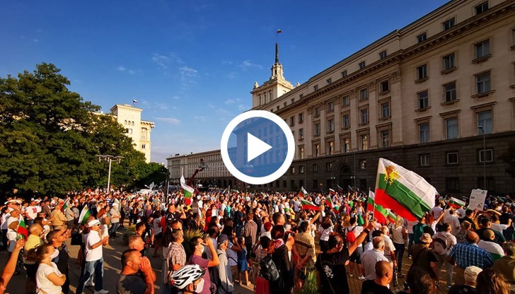 Полицаи са разположени на 10 метра един от друг в района на БНБ