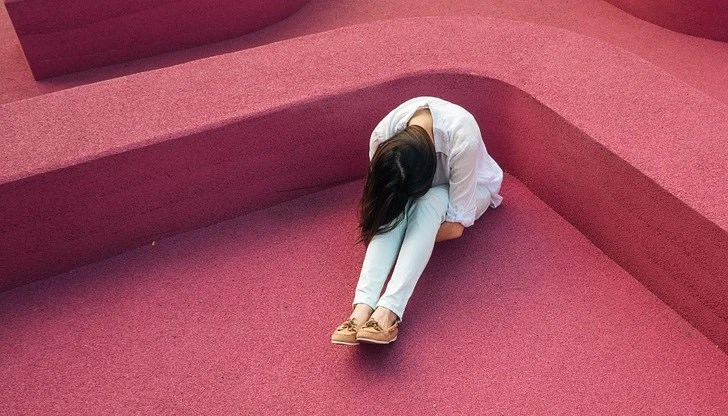 Синдромът се проявява тогава, когато доминантния член на групата загуби ориентация или заболее, с което може да стане причина за смъртта на стотици невинни свои последователи Синдромът се проявява тогава, когато доминантния член на групата загуби ориентация или заболее, с което може да стане причина за смъртта на стотици невинни свои последователи