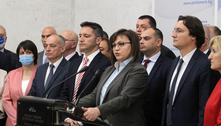 Изявлението на Нинова беше предшествано от декларации на областните структури на социалистите, в които се настоява отцепниците да излязат от Народното събрание