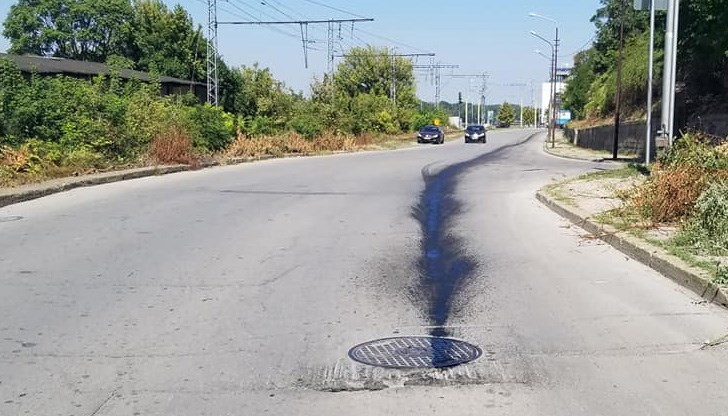 Намира се точно на разклона за площад Дунав