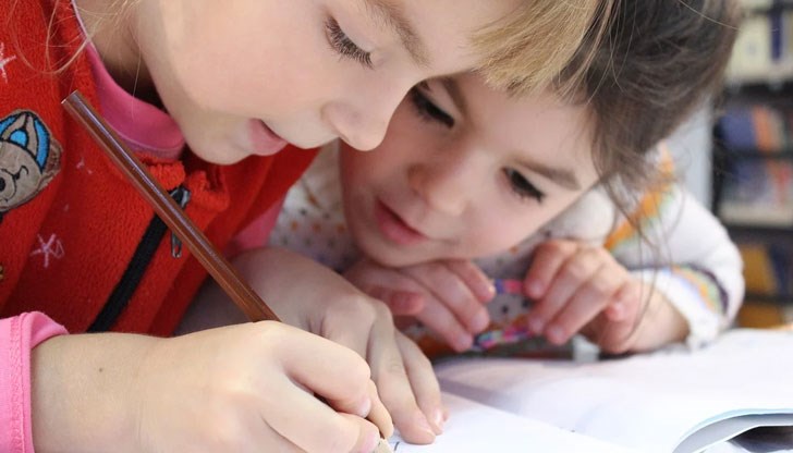 Затварянето на училища броени дни след старта на учебната година е очаквано, коментират властите в страната