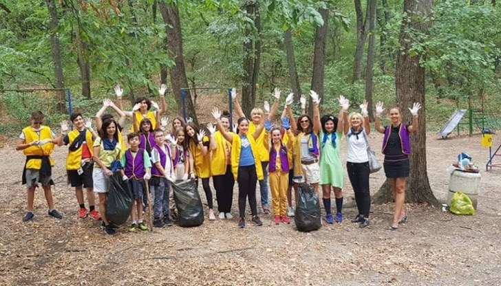 Малките добровотворци поставиха къщички за птички, посадиха кипариси и почистиха