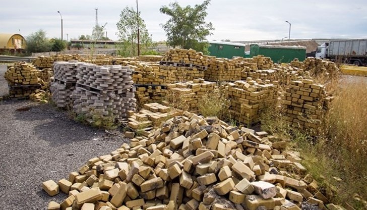 Протестът не съсипва жълтите павета, съсипва ги корупцията