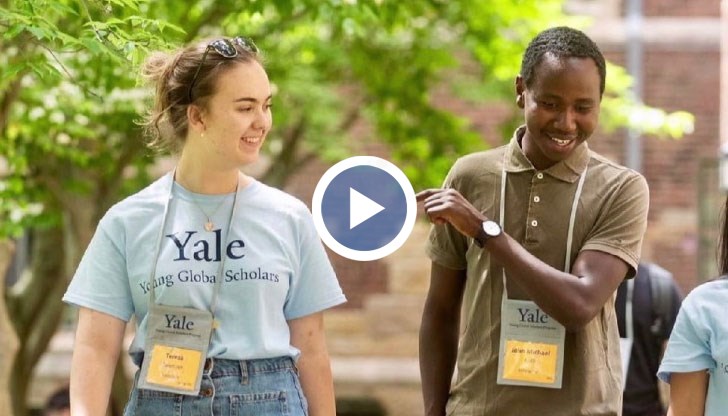 Тереза Бойнова е българско момиче, израснало в Африка, което мисли на английски и познава социалните неравенства и дискриминацията от първо лице