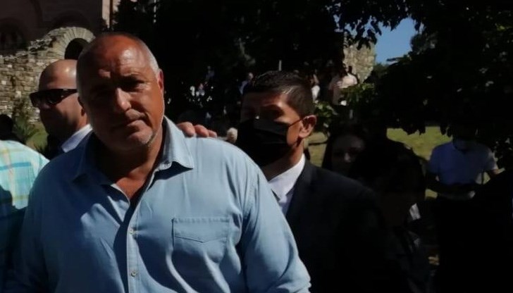 Цели структури на партията напускат