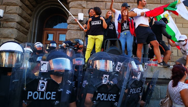 Полицията преглежда камерите в района Полицията преглежда камерите в района