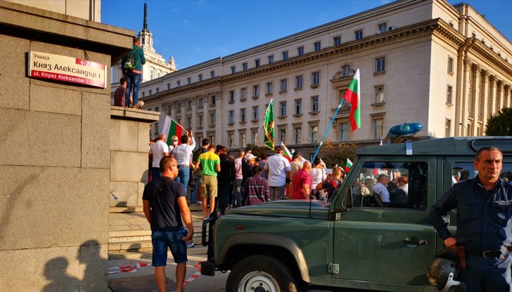 Полицейски кордони са отцепили целия периметър и хората са принудени да обикалят в кръг