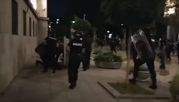 Френски дипломат е един от арестуваните в нощта на протеста