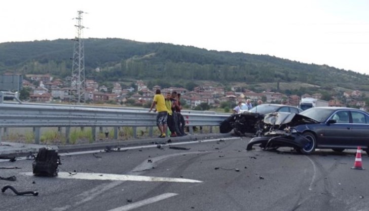 Мостът е осеян с авточасти, единият автомобил се е ударил в дясната мантинела