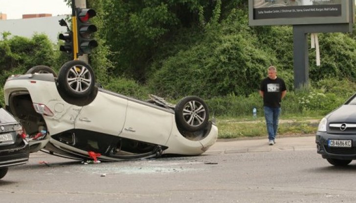 Пожарникарите направили стълба, през която шофьорката се измъкнала от колата Пожарникарите направили стълба, през която шофьорката се измъкнала от колата
