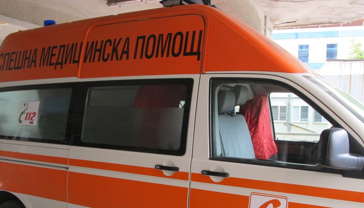 При инцидента е пострадал водачът на 49 г. от Русе. Той е настанен в болница с опасност за живота, с фрактури и други травми
