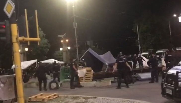Насилието между протестиращи и полицаи продължава. Задкулисието в България в лицето на Борисов е щастливо, че е успяло да противопостави българския народ един срещу друг
