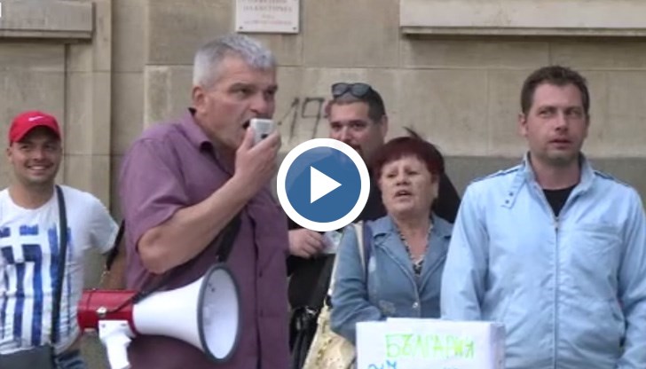 Към оставките на министър-председателя и главния прокурор те добавиха и тези на министъра на вътрешните работи и на шефа на СДВР