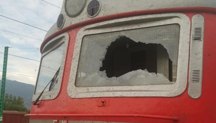 Счупените парчета от стъклото са се забили директно по машиниста и неговия помощник