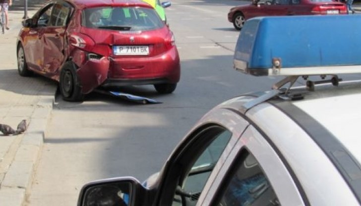 Един от шофьорите е със счупено рамо след удара на двата автомобила