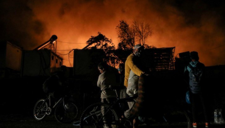 Пожарът в лагера избухна след сблъсъци на мигранти, след като сред тях бяха установени 35 заразени с коронавирус
