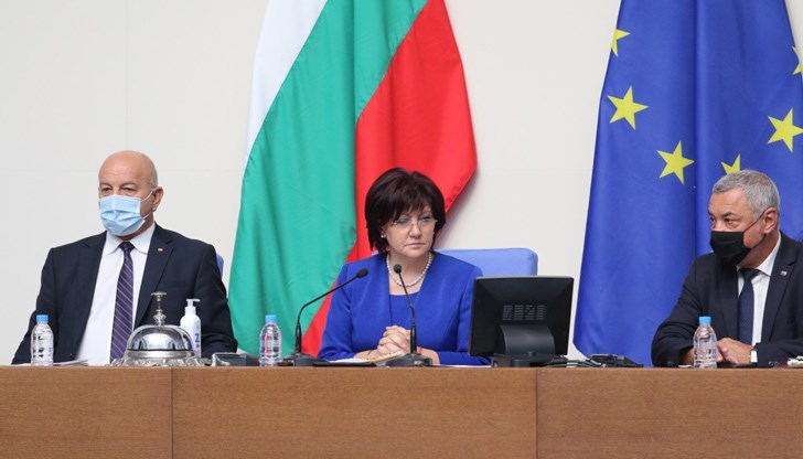 За внасянето на проекта за решение за оставката на Караянчева са необходими подписите на 80 народни представители