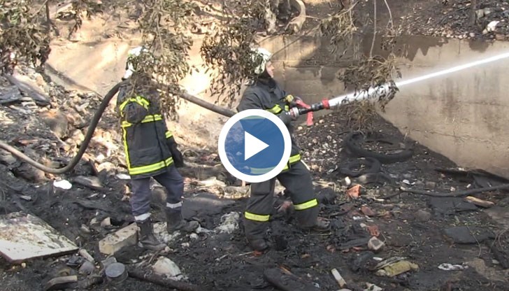 Два екипна на пожарната се бориха с пламъците близо час и половина