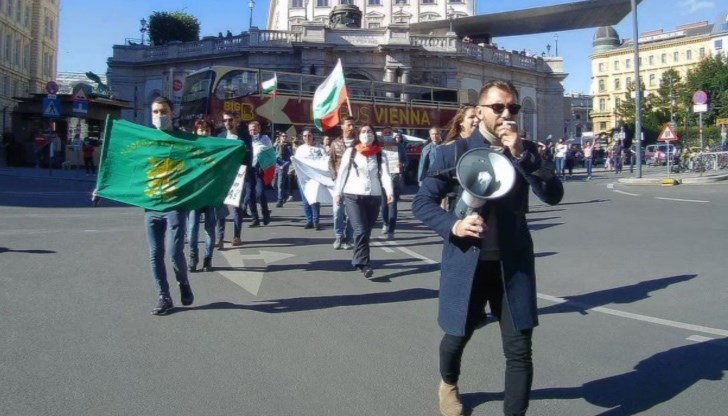 Участниците организираха шествие по централните улици на австрийската столица и раздаваха листовки на 4 езика с обяснение за демонстрациите в България