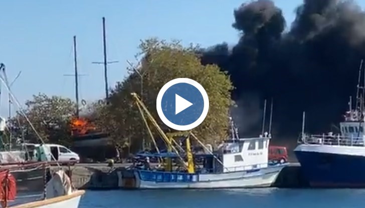 Районът е отцепен, пожарникари гасят огъня