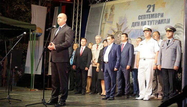 Тържествената заря-проверка по повод празника на Тутракан бе открита от президента Румен Радев и участие в нея взеха Българските военноморски сили
