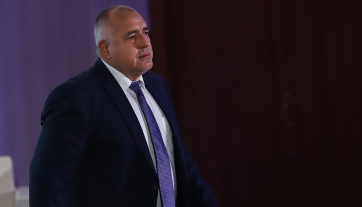 Да ползва тунелите под Партийния дом, да смени джипа със самолет, да емигрира, да се обгради с разярени герберки или да оглави бунта Да ползва тунелите под Партийния дом, да смени джипа със самолет, да емигрира, да се обгради с разярени герберки или да оглави бунта