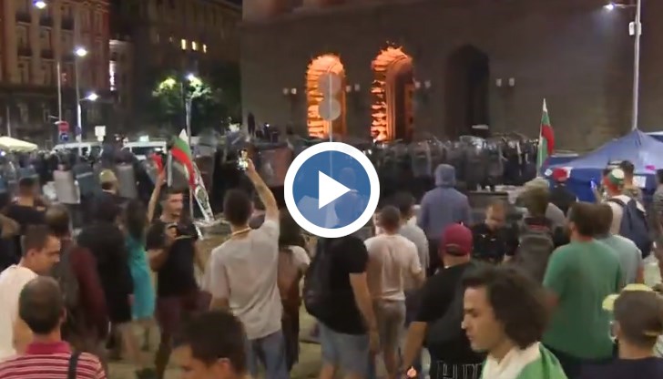 НА ЖИВО: Бомбички и сблъсъци в Триъгълника на властта