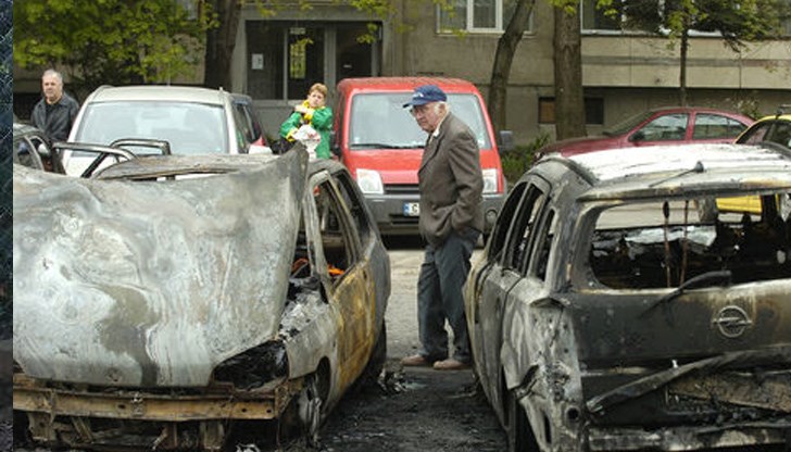 Напълно изгорял е единият автомобил, съседният е със стопена боя и пластмасови детайли
