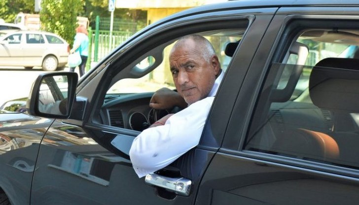 Той или остава на власт с тях, или остава и без власт, и без тях – сам и хвърлен на произвола на съдбата и за разкъсване от кучетата