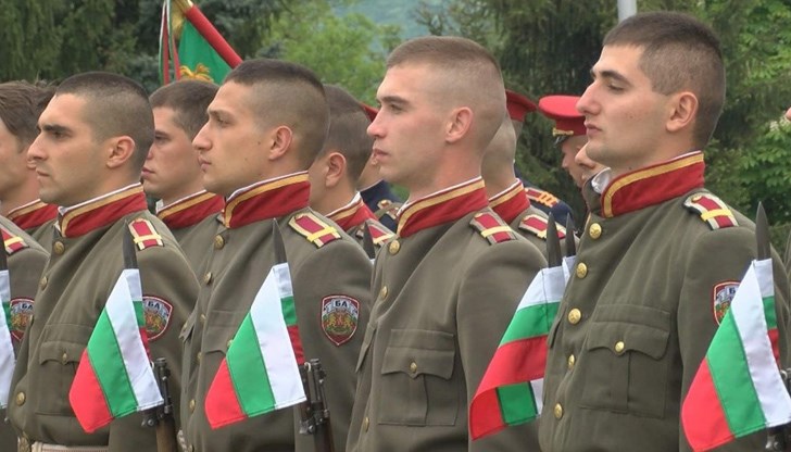 Срочната служба ще се осъществява два пъти в годината, като през шестмесечна подготовка ще преминават по 300 души