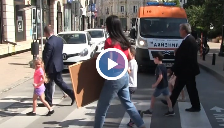 Като част от кампанията "Убий скоростта, спаси дете!" днес беше пребоядисана зебрата пред училище "Христо Ботев"