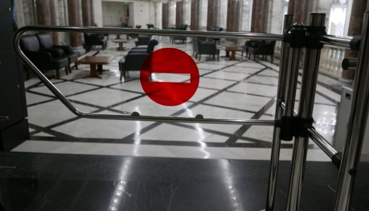 Журналистите са изолирани в една заличка, която им дава достъп до депутатите единствено чрез мониторите. Възможност за пряк досег до политиците няма