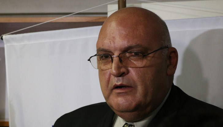 Д-р Брънзалов е категоричен, че не може всяко дете, което кихне да се поставя в изолатор в училище Д-р Брънзалов е категоричен, че не може всяко дете, което кихне да се поставя в изолатор в училище