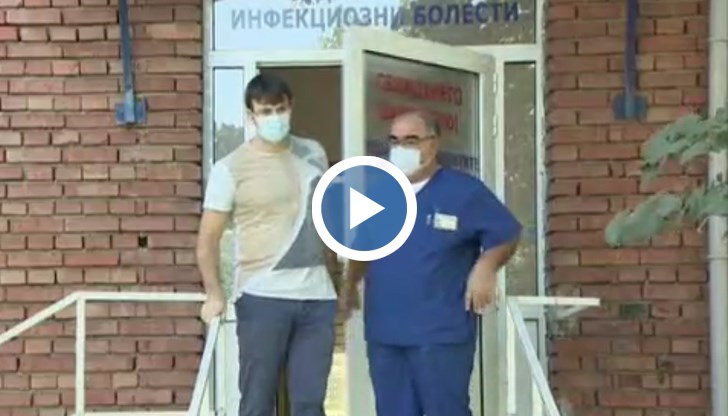 След 15 дни в болница д-р Момчил Манчев прави първите си крачки навън