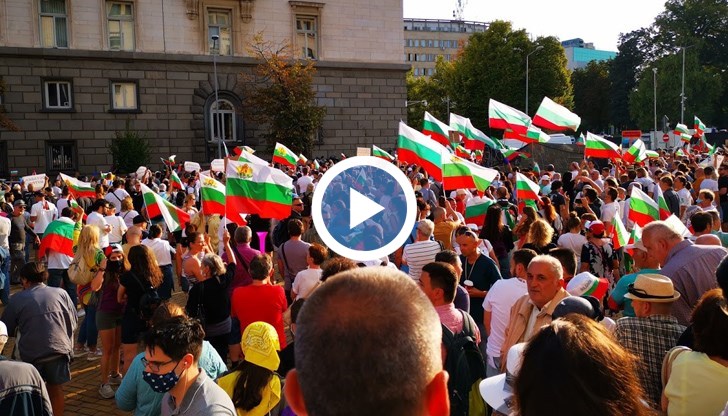 Според Асланов искрата на протестите е пламнала след като прокуратурата влезе в президентството