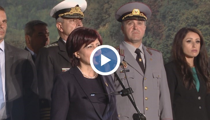 Граждани скандираха "оставка" и се опитваха да прекъснат изказването ѝ