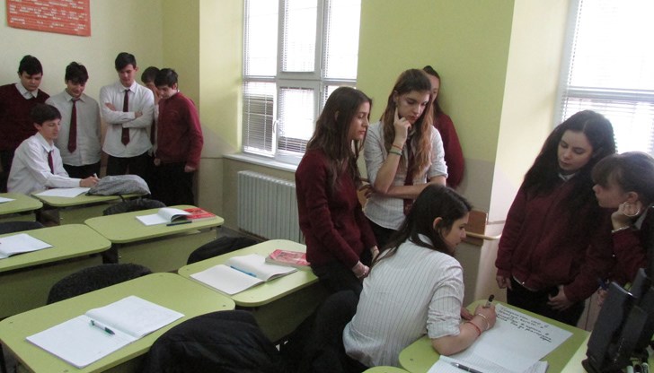 По време на двумесечния курс учениците ще направят своите първи стъпки в телевизионно студио, ще усетят адреналина на театралната сцена, ще се запознаят с тънкостите на публичната реч По време на двумесечния курс учениците ще направят своите първи стъпки в телевизионно студио, ще усетят адреналина на театралната сцена, ще се запознаят с тънкостите на публичната реч