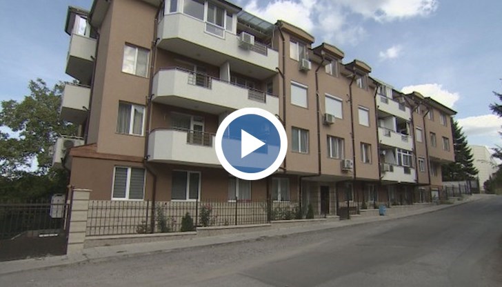 Лица със защитни костюми влезли в сградата с обяснението, че ще дезинфекцират срещу COVID-19