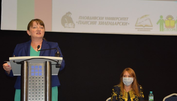 Деница Сачева припомни, че за първи път децата, които ще бъдат в осми клас, ще получат еднократна помощ от 250 лв.