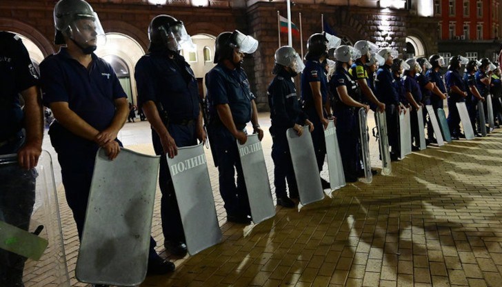 След протеста на 2 септември във фирмата пристигнали едновременно проверяващи от 4 институции: данъчни, агенция "Митници", фонд "Земеделие" и Икономическа полиция След протеста на 2 септември във фирмата пристигнали едновременно проверяващи от 4 институции: данъчни, агенция "Митници", фонд "Земеделие" и Икономическа полиция