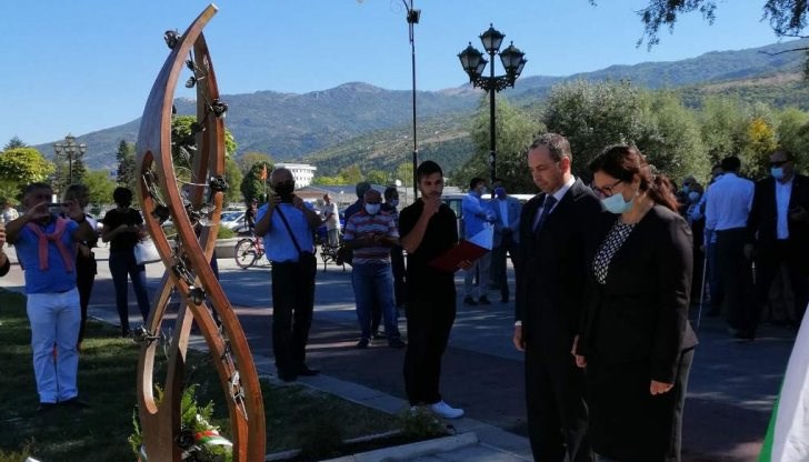 Паметникът е изграден със средства на Държавния културен институт към министъра на външните работи на Република България