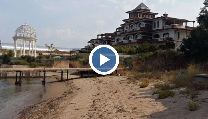 Става въпрос за 3-етажна масивна сграда върху скалите, 2-етажна постройка на плажа и павилион за охранителите