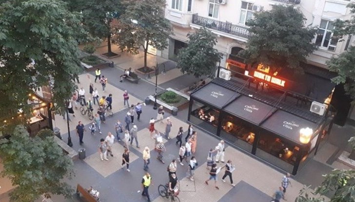 Те скандираха "Радев е позор - оставка и затвор!"