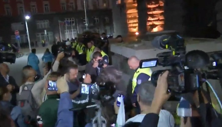 След като здраво я пребъркаха, жената учтиво помоли: „Стига вече, недейте прекалява!“ След като здраво я пребъркаха, жената учтиво помоли: „Стига вече, недейте прекалява!“