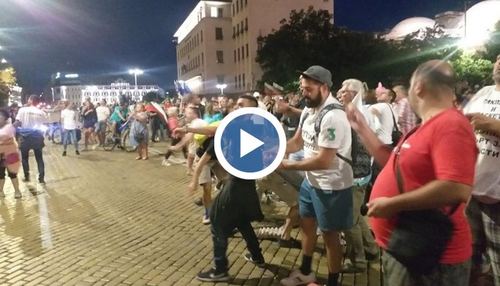 Ден 70: Гняв на протеста, след като изведоха със сила майките от парламента