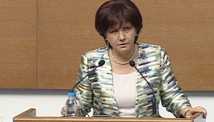 Караянчева заяви, че е загрижена за детето в Народното събрание, тъй като то можело да се зарази с коронавирус