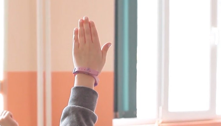 Дезинфектанти са поставени във всички общи части, които се ползват от учениците